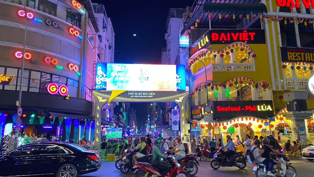 Cổng phố đi bộ Bùi Viện Sài Gòn