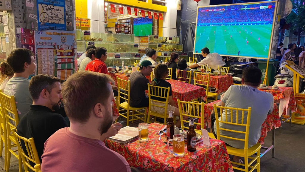 Xem bóng đá trước nhà hàng Lúa Đại Việt